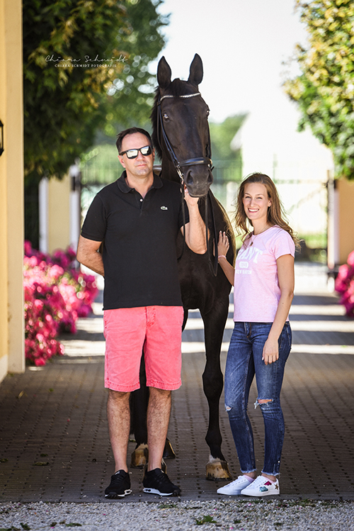 Zwei Personen stehen vor einem Pferd